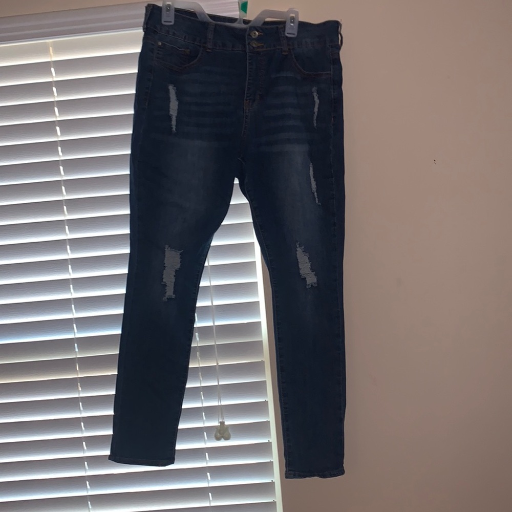 The brand is Hollister the size is a 16. The color is like a dark wash.